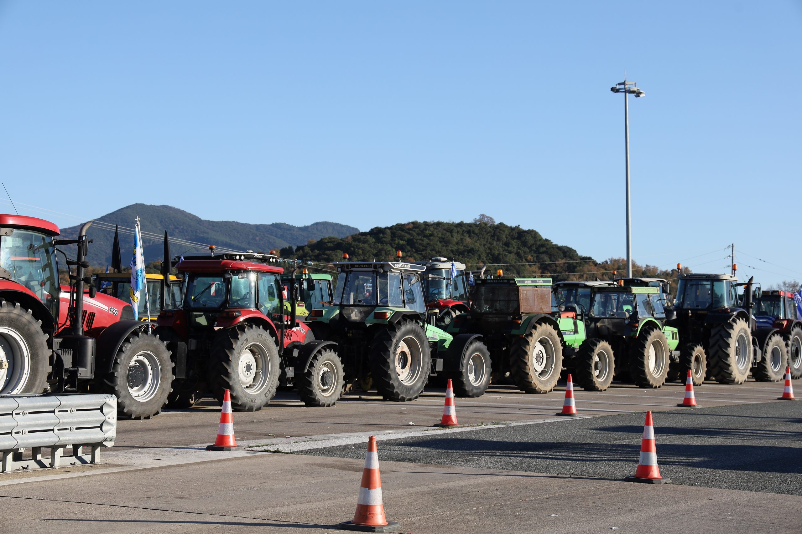 Κλιμάκωση με τρακτέρ στην Αθήνα και «μπλακ-άουτ» προτείνουν οι αγρότες – Νέα πρόσκληση Τσιάρα για διάλογο