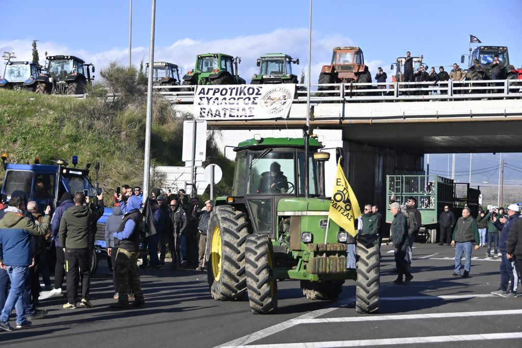 Όλες οι κυκλοφοριακές ρυθμίσεις λόγω των αγροτικών μπλόκων – «Ανακριβείς οι αναφορές για ολική διακοπή στο εθνικό δίκτυο», αναφέρει η ΕΛ.ΑΣ.