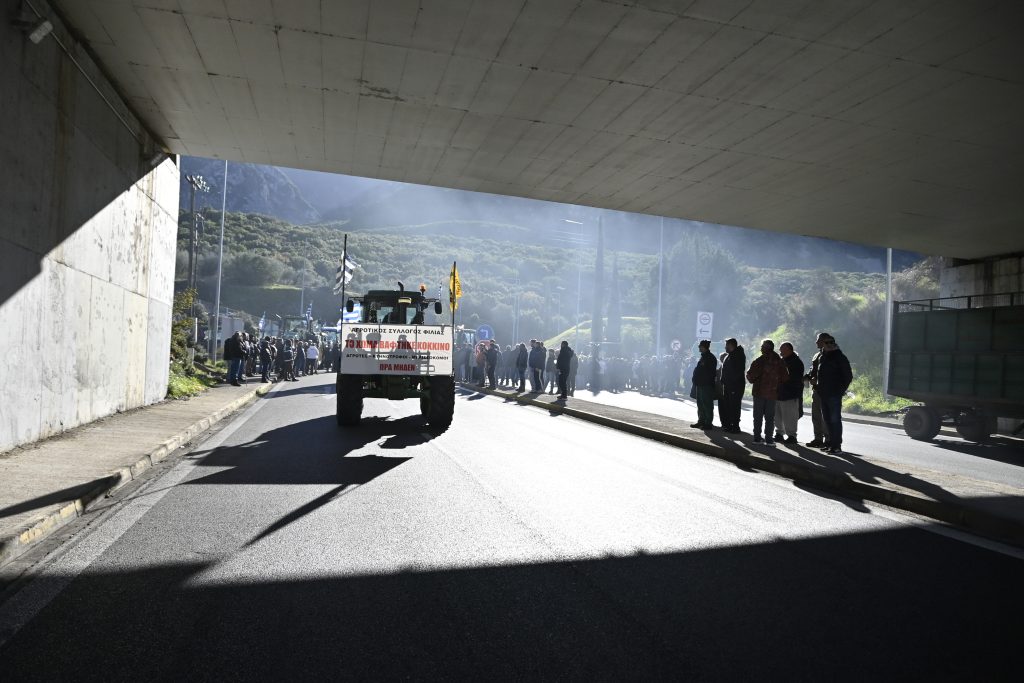Όλες οι κυκλοφοριακές ρυθμίσεις λόγω των αγροτικών μπλόκων – «Ανακριβείς οι αναφορές για ολική διακοπή στο εθνικό δίκτυο», αναφέρει η ΕΛ.ΑΣ.