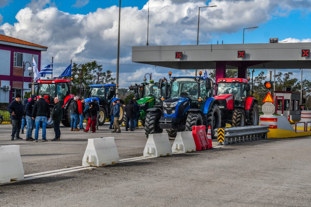 Όλες οι κυκλοφοριακές ρυθμίσεις λόγω των αγροτικών μπλόκων – «Ανακριβείς οι αναφορές για ολική διακοπή στο εθνικό δίκτυο», αναφέρει η ΕΛ.ΑΣ.