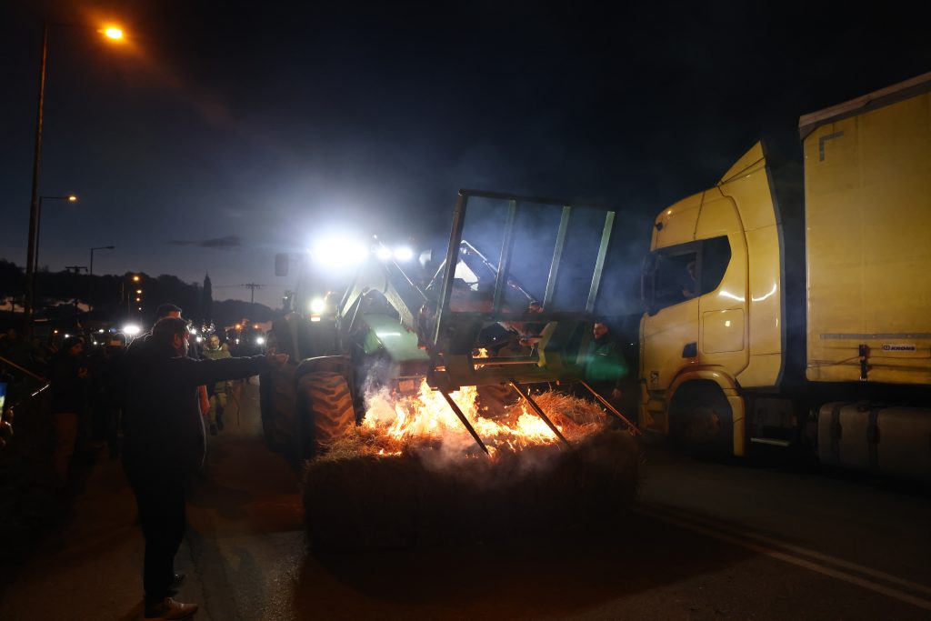 Ένταση μεταξύ αγροτών και αστυνομίας στο μπλόκο της Θήβας – Έβαλαν φωτιά σε άχυρα