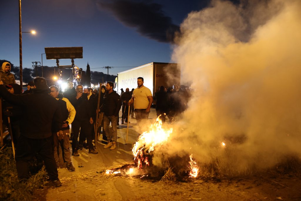Ένταση μεταξύ αγροτών και αστυνομίας στο μπλόκο της Θήβας – Έβαλαν φωτιά σε άχυρα