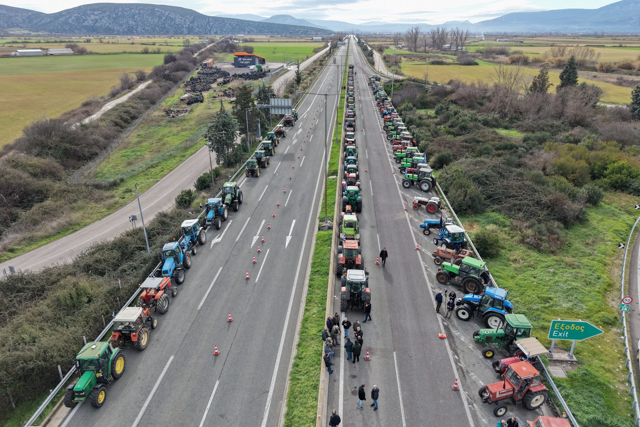 Σε τροχιά αποκλιμάκωσης οι αγροτικές κινητοποιήσεις – Στην άκρη των δρόμων τα τρακτέρ και συνεχείς διαβουλεύσεις ενόψει Μαξίμου