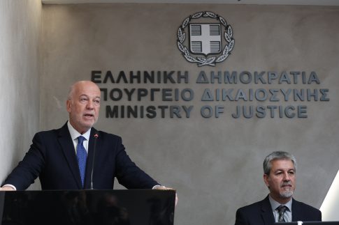 Η φρεγάτα «Κίμων» εν πλω προς τον Ναύσταθμο Σαλαμίνας