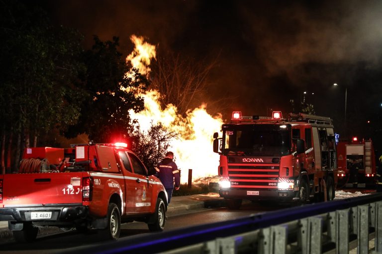 Πέραμα: Yπό μερικό έλεγχο η πυρκαγιά – Μήνυμα 112 προειδοποιεί για πυκνό καπνό