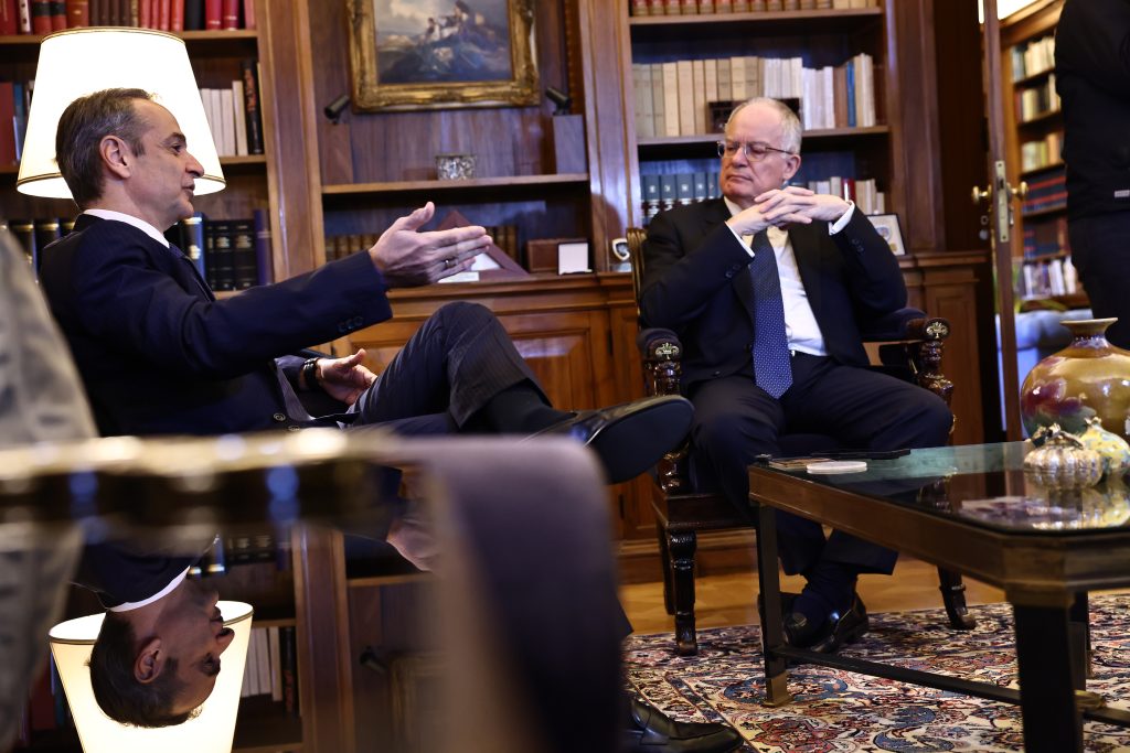 Μητσοτάκης σε Τασούλα: Φέρνω νέα ταραγμένων θαλασσών – Να πρυτανεύσει η λογική και ο διάλογος στις σχέσεις ΕΕ και ΗΠΑ