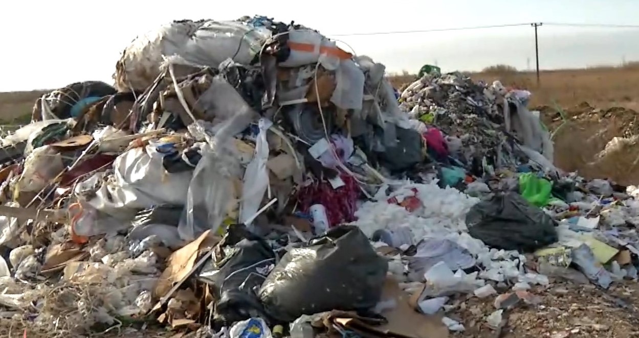 Θεσσαλονίκη- Σίνδος: Πετούσαν παράνομα μπάζα και απόβλητα σε χωράφι