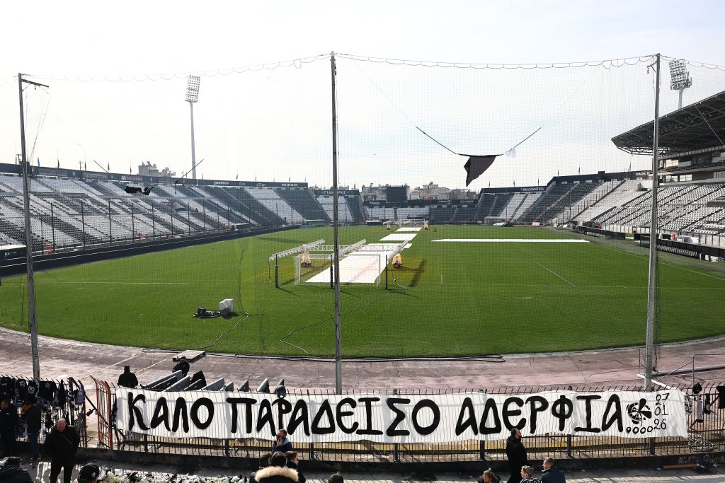 Θεσσαλονίκη: Φόρος τιμής από φιλάθλους στο γήπεδο του ΠΑΟΚ- Προσπάθειες για να επιστρέψουν αύριο οι τραυματίες