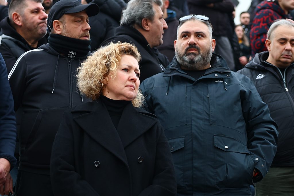 Θεσσαλονίκη: Φόρος τιμής από φιλάθλους στο γήπεδο του ΠΑΟΚ- Προσπάθειες για να επιστρέψουν αύριο οι τραυματίες