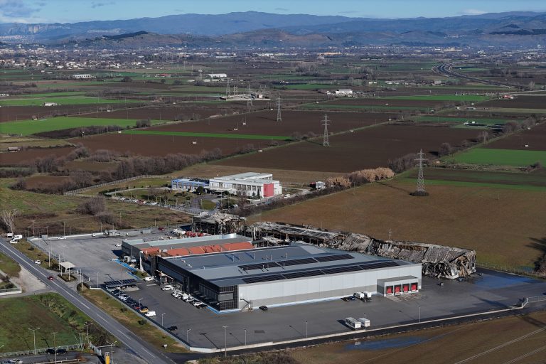 Έρευνες σε δύο άξονες για τη φονική έκρηξη στο εργοστάσιο «Βιολάντα» – Στο μικροσκόπιο ευρήματα από αυτοψίες και έγγραφα