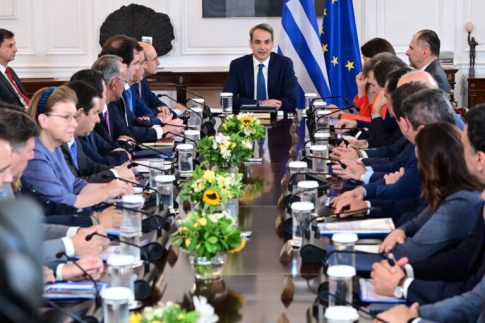 Τρίκαλα: Κόπηκε στα δύο από την ισχυρή έκρηξη το εργοστάσιο – Αγωνία για τις πέντε αγνοούμενες ενώ αναζωπυρώθηκε η πυρκαγιά