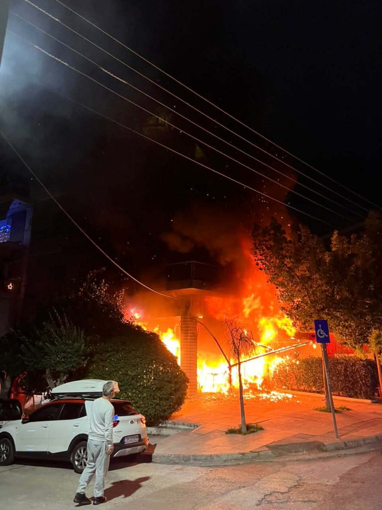 Φωτιά σε κατάστημα στη Νέα Σμύρνη – Εμπρησμό εξετάζουν οι Αρχές
