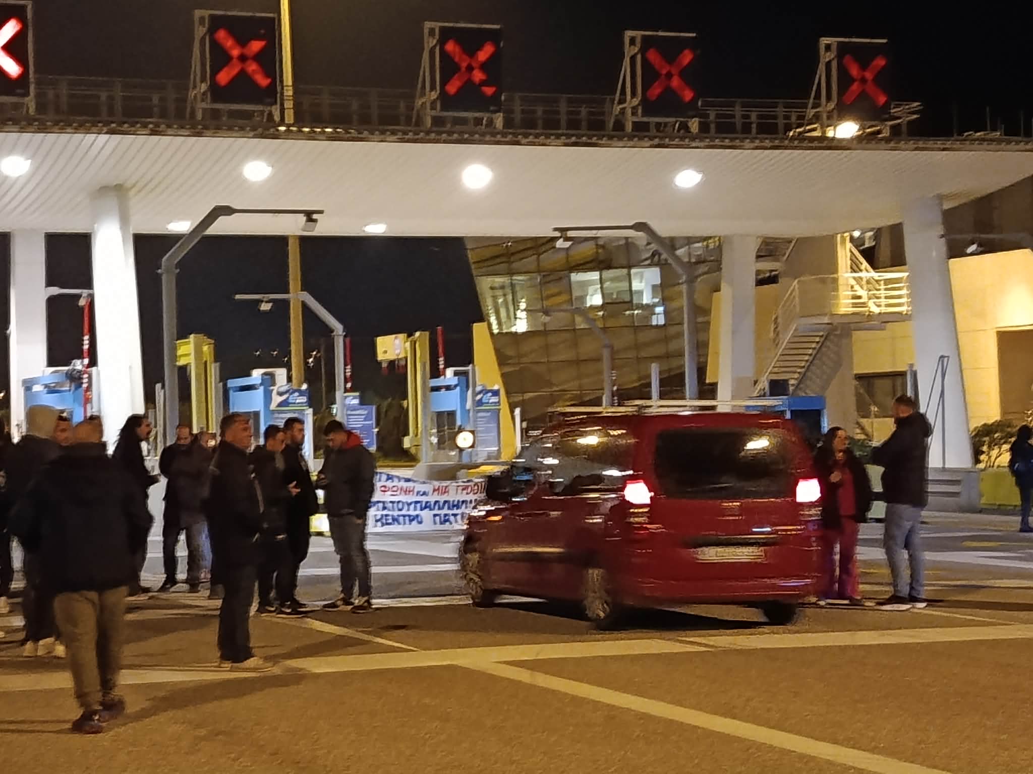 Αγρότες της Αχαΐας σήκωσαν τις μπάρες των διοδίων της γέφυρας Ρίου – Αντιρρίου