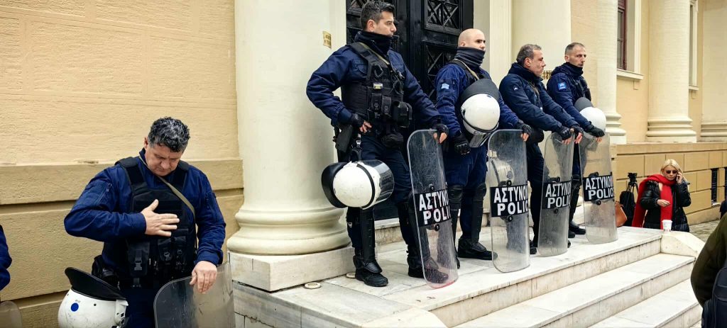 Ένταση στα δικαστήρια της Πάτρας: Απολογούνται οι τέσσερις για τον ξυλοδαρμό του 30χρονου – Παραδόθηκαν ακόμη δύο εμπλεκόμενοι