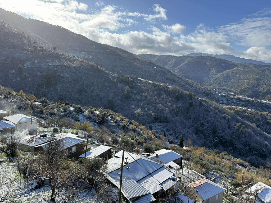 Στα λευκά ντύθηκαν τα «πισινοχώρια» του Ταϋγέτου