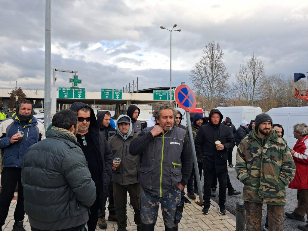 Στο μπλόκο του Προμαχώνα παραγωγοί και πωλητές των λαϊκών αγορών