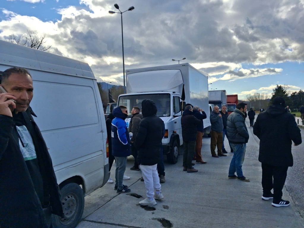 Στο μπλόκο του Προμαχώνα παραγωγοί και πωλητές των λαϊκών αγορών