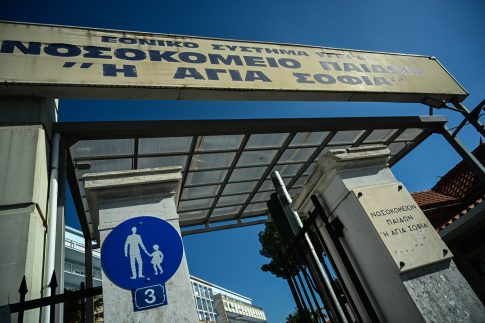 Απόπειρα ληστείας με μαχαιριές στα Εξάρχεια: Εκτός κινδύνου ο 50χρονος – Αναζητούνται δύο δράστες