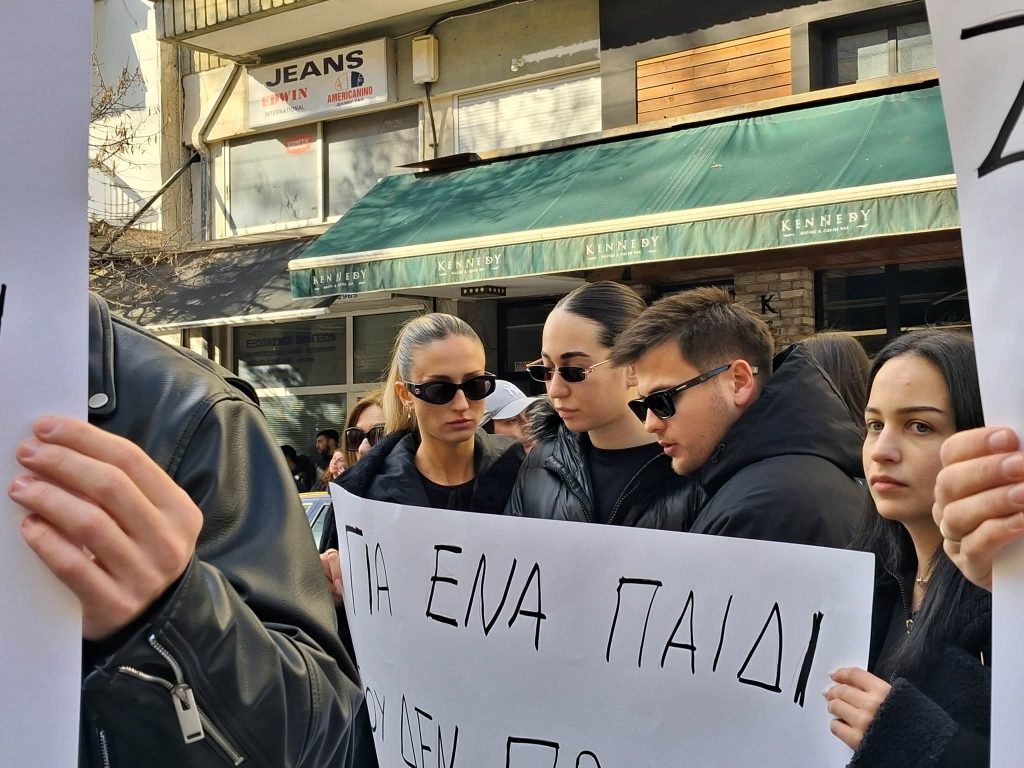 Σέρρες: Απολογείται ο 16χρονος για τον θανάσιμο τραυματισμό του 17χρονου – Η αδερφή και φίλοι του θύματος με πανό έξω από τα δικαστήρια