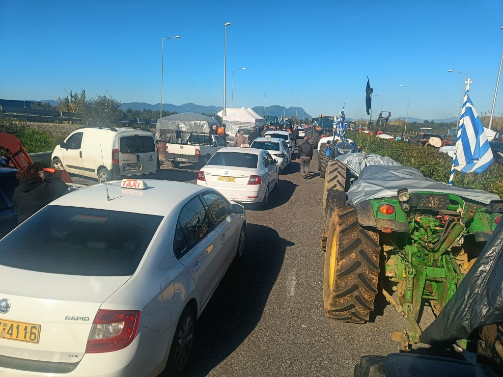 Αυτοκινητοπομπή οδηγών ταξί στο μπλόκο των αγροτών της Μεσσηνίας