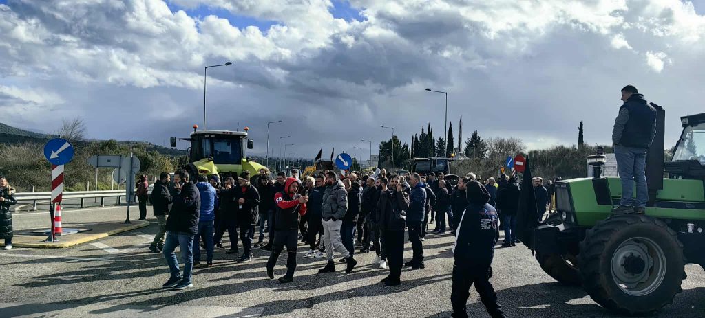 Κόβουν την Αιτωλοακαρνανία στα δύο οι αγρότες του μπλόκου του Αγγελόκαστρου – Σε συναγερμό οι Αρχές στη γέφυρα Ρίου – Αντιρρίου