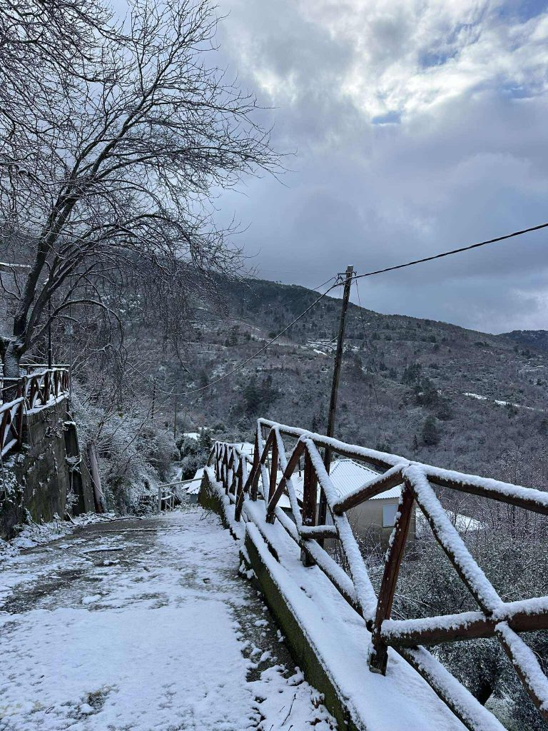 Στα λευκά ντύθηκαν τα «πισινοχώρια» του Ταϋγέτου