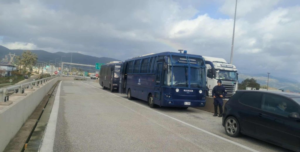 Κόβουν την Αιτωλοακαρνανία στα δύο οι αγρότες του μπλόκου του Αγγελόκαστρου – Σε συναγερμό οι Αρχές στη γέφυρα Ρίου – Αντιρρίου