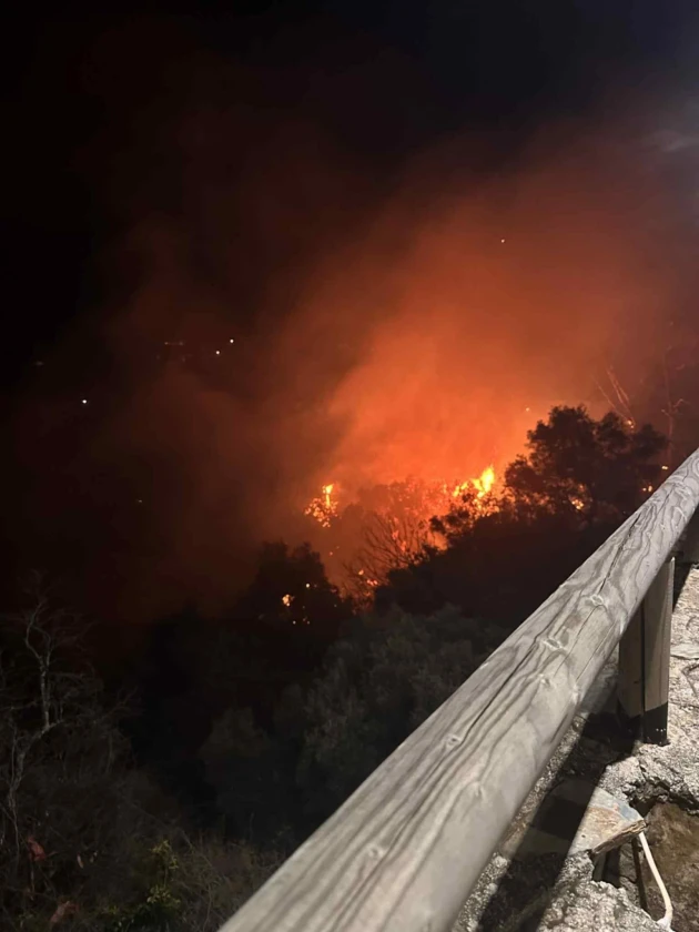 Χανιά: Μεγάλη φωτιά στην Κίσσαμο — Ισχυροί άνεμοι δυσκολεύουν την κατάσβεσή της
