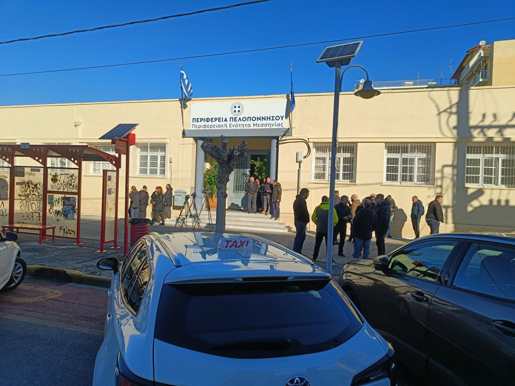 Αυτοκινητοπομπή οδηγών ταξί στο μπλόκο των αγροτών της Μεσσηνίας