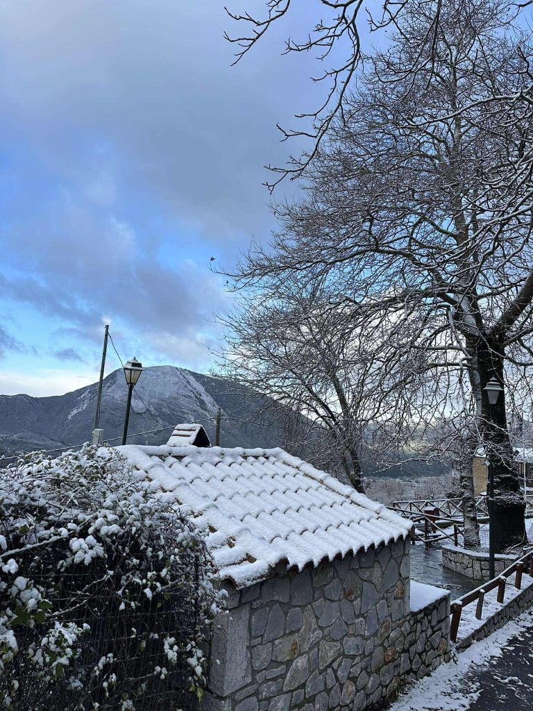 Στα λευκά ντύθηκαν τα «πισινοχώρια» του Ταϋγέτου