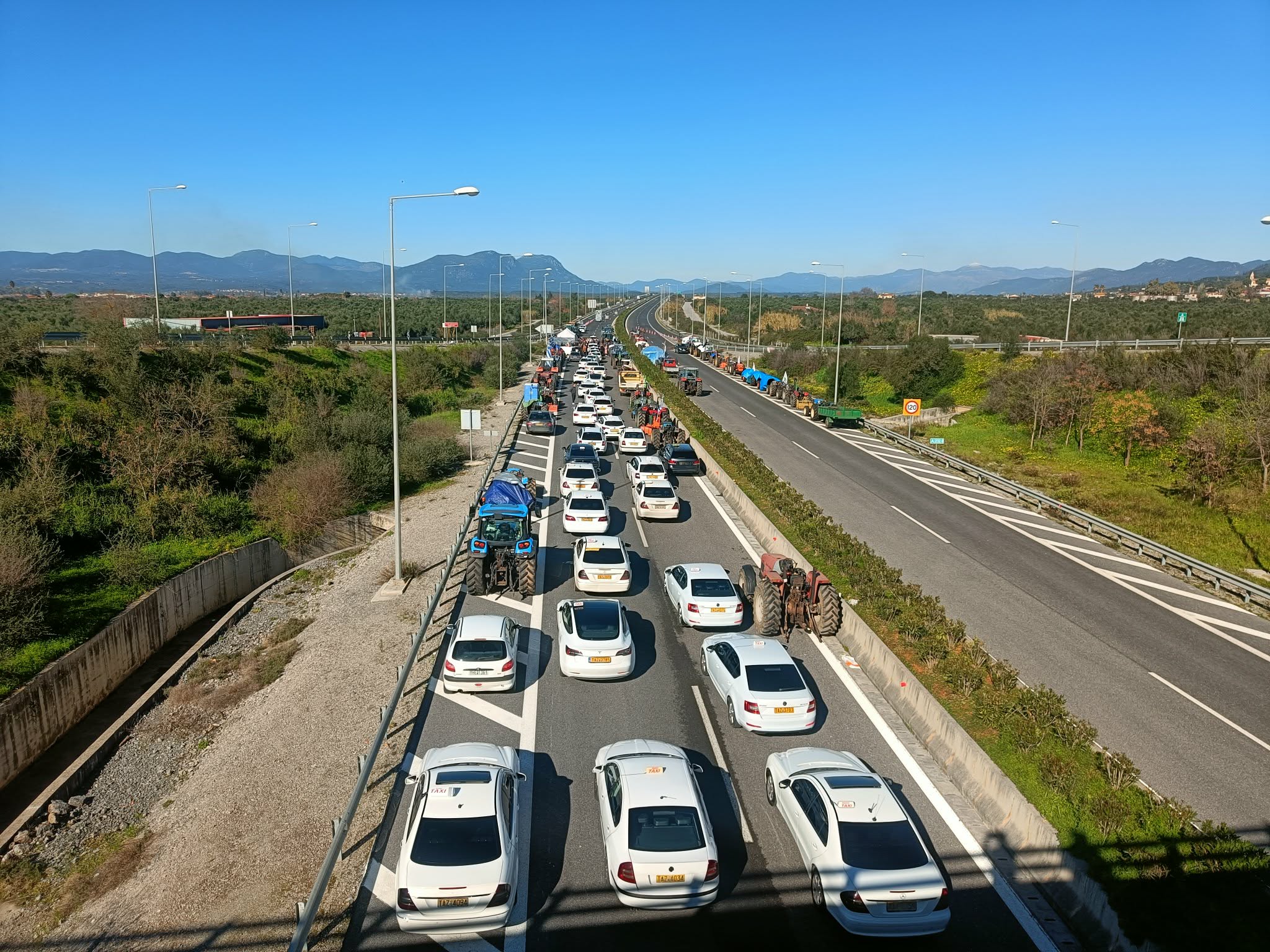 Αυτοκινητοπομπή οδηγών ταξί στο μπλόκο των αγροτών της Μεσσηνίας