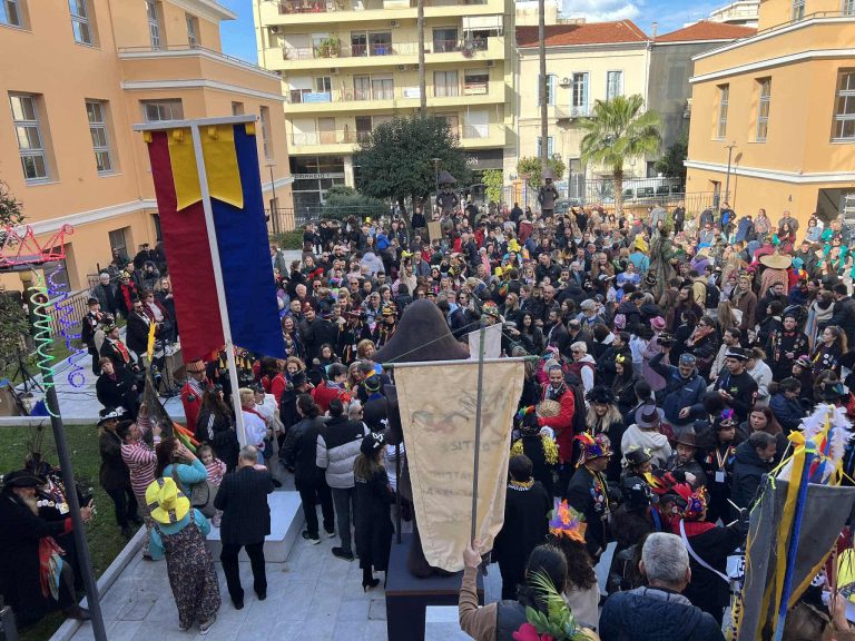 Σε καρναβαλικούς ρυθμούς η Πάτρα – Το βράδυ η τελετή έναρξης