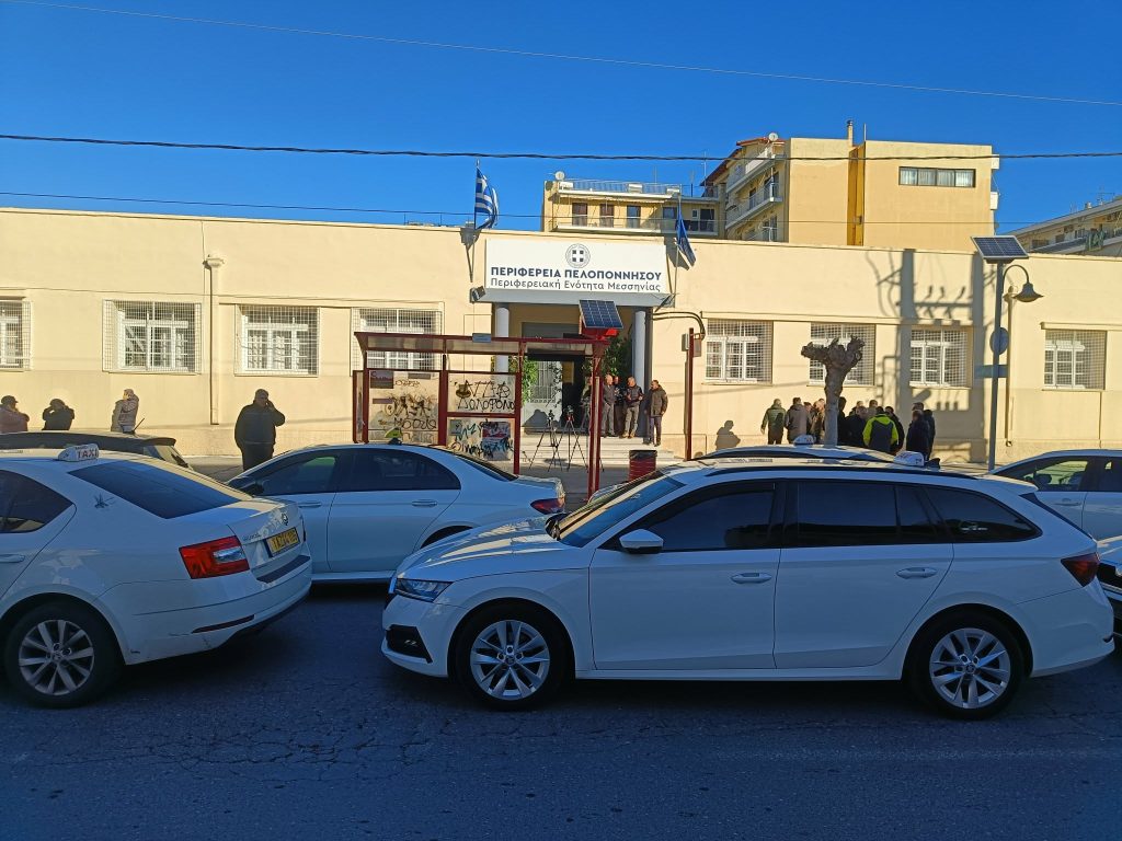 Αυτοκινητοπομπή οδηγών ταξί στο μπλόκο των αγροτών της Μεσσηνίας