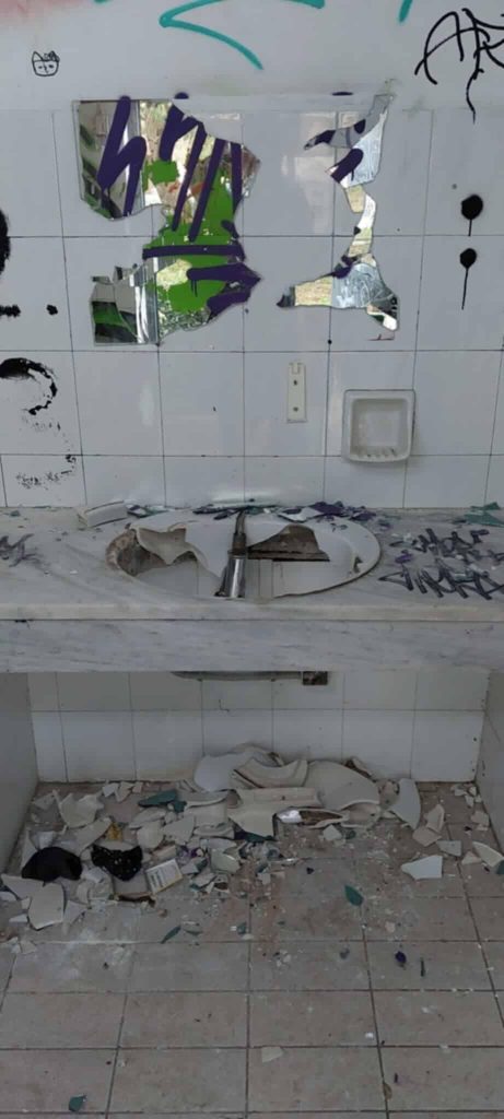 Βανδαλισμοί και ολική καταστροφή στις τουαλέτες στο Πάρκο Ειρήνης και Φιλίας Χανίων