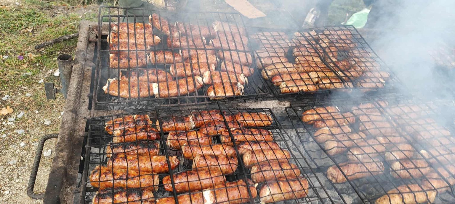 Βελβεντό Κοζάνης: Αναβιώνει και φέτος το έθιμο της «λουκανικοφαγίας» στον Άγιο Αθανάσιο