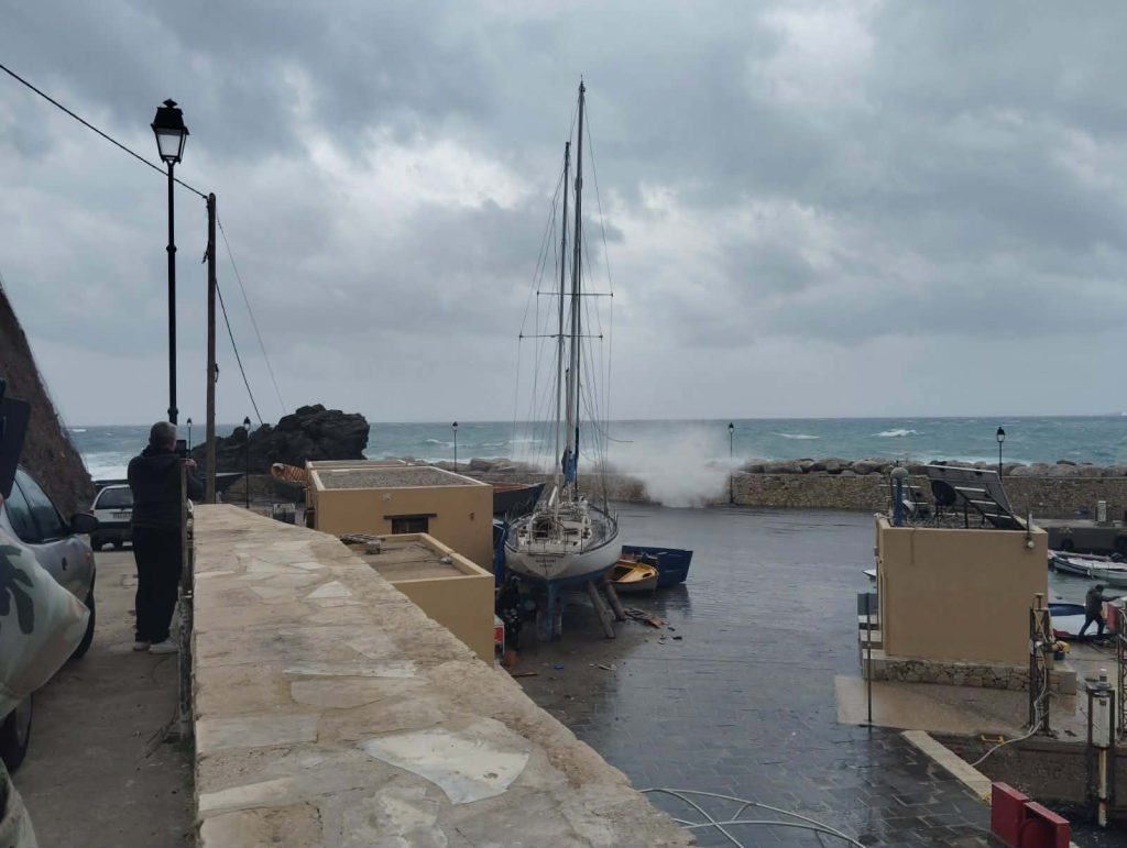 Θυελλώδεις άνεμοι «σαρώνουν» τα παράλια της Γαύδου – Σε κίνδυνο και σκάφος της Frontex