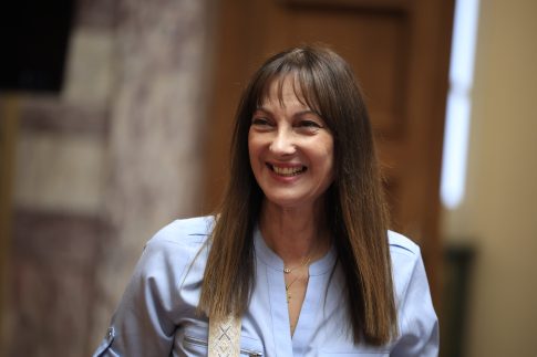 Μένουμε στο σπίτι <br/> και διαβάζουμε ένα καλό βιβλίο