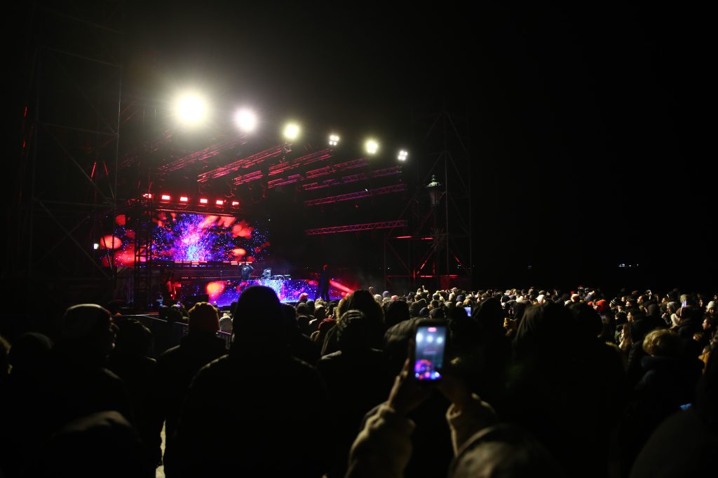 Η Θεσσαλονίκη υποδέχτηκε το 2026 με ένα εντυπωσιακό laser show και χιλιάδες κόσμου στο Λευκό Πύργο