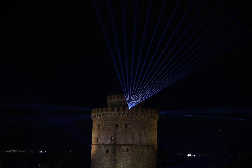 Η Θεσσαλονίκη υποδέχτηκε το 2026 με ένα εντυπωσιακό laser show και χιλιάδες κόσμου στο Λευκό Πύργο