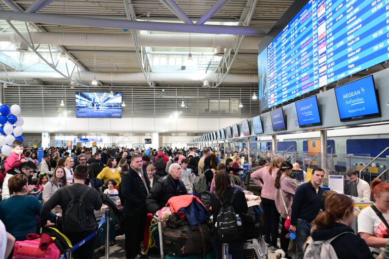 Τεχνικό πρόβλημα στο FIR Αθηνών: Πόσες αναχωρήσεις και αφίξεις εξυπηρετούνται – Συνεχίζονται οι προσπάθειες αποκατάστασης