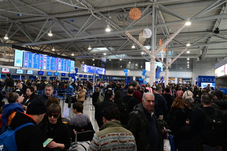 Αποκαταστάθηκαν οι επικοινωνίες στο FIR Αθηνών, κανονικά οι πτήσεις – Πού οφείλεται η μαζική παρεμβολή στις συχνότητες