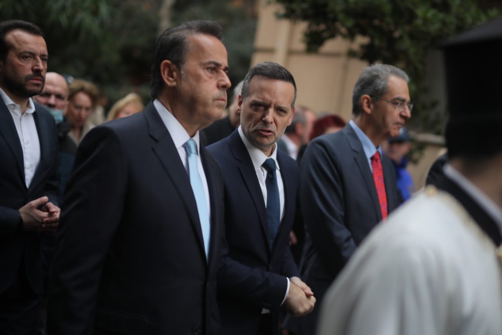 Μεγαλοπρεπής εορτασμός των Θεοφανείων στη χώρα – Ο αγιασμός των υδάτων και η ρίψη του Τίμιου Σταυρού