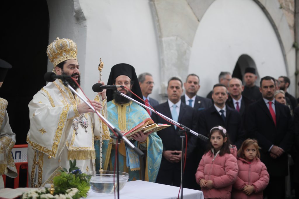 Μεγαλοπρεπής εορτασμός των Θεοφανείων στη χώρα – Ο αγιασμός των υδάτων και η ρίψη του Τίμιου Σταυρού