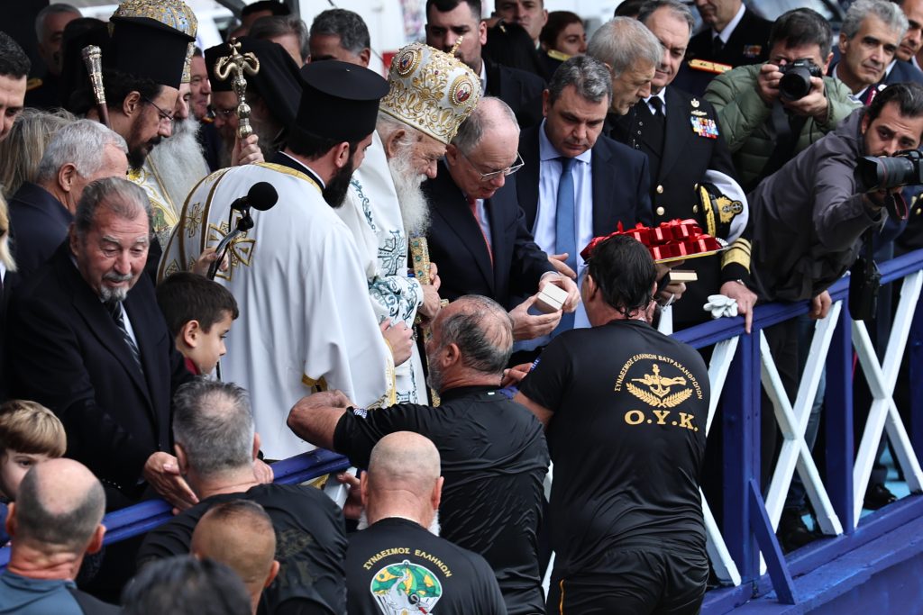 Μεγαλοπρεπής εορτασμός των Θεοφανείων στη χώρα – Ο αγιασμός των υδάτων και η ρίψη του Τίμιου Σταυρού