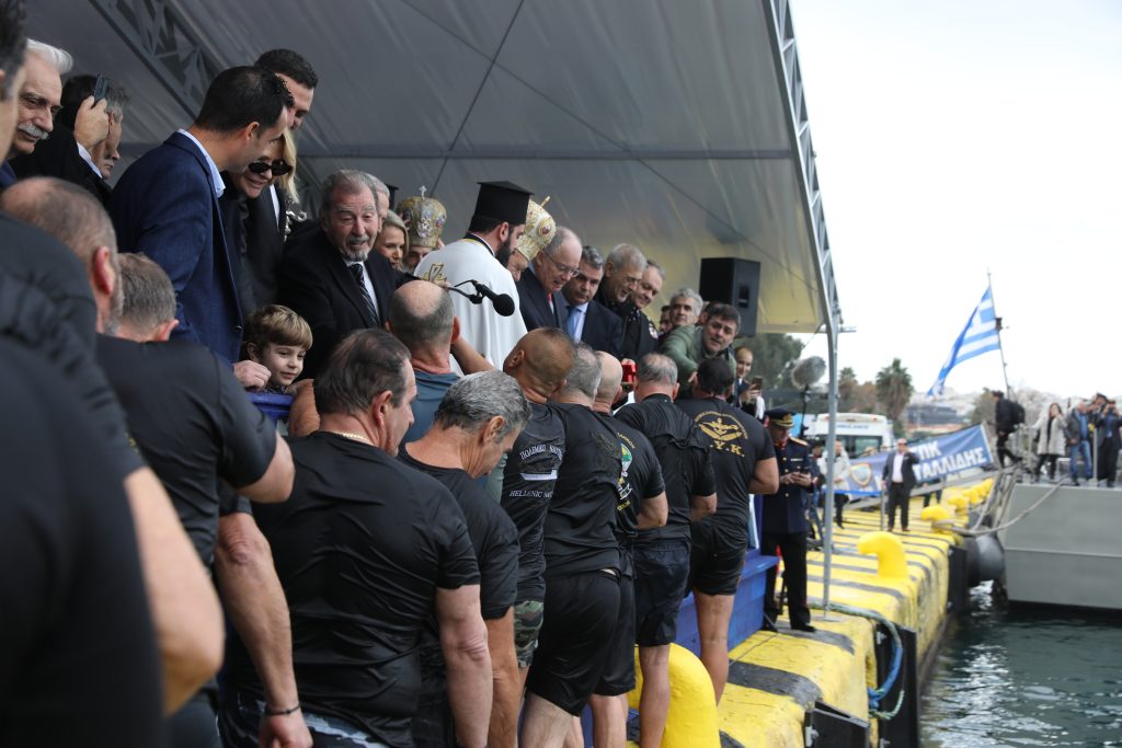 Μεγαλοπρεπής εορτασμός των Θεοφανείων στη χώρα – Ο αγιασμός των υδάτων και η ρίψη του Τίμιου Σταυρού