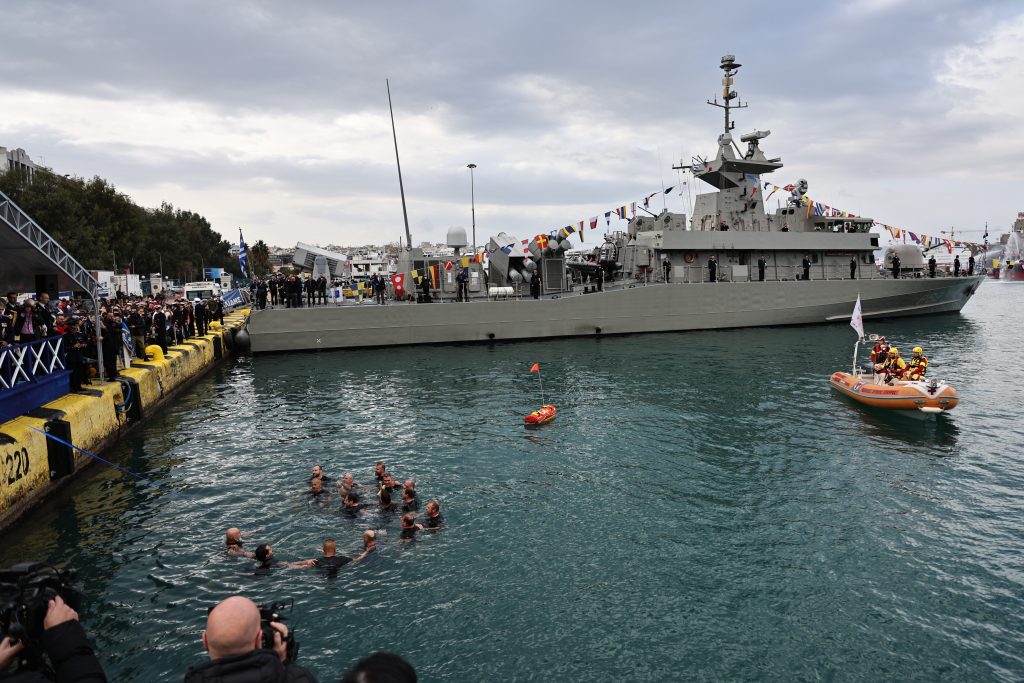 Μεγαλοπρεπής εορτασμός των Θεοφανείων στη χώρα – Ο αγιασμός των υδάτων και η ρίψη του Τίμιου Σταυρού