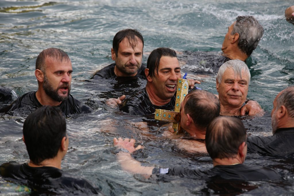 Μεγαλοπρεπής εορτασμός των Θεοφανείων στη χώρα – Ο αγιασμός των υδάτων και η ρίψη του Τίμιου Σταυρού