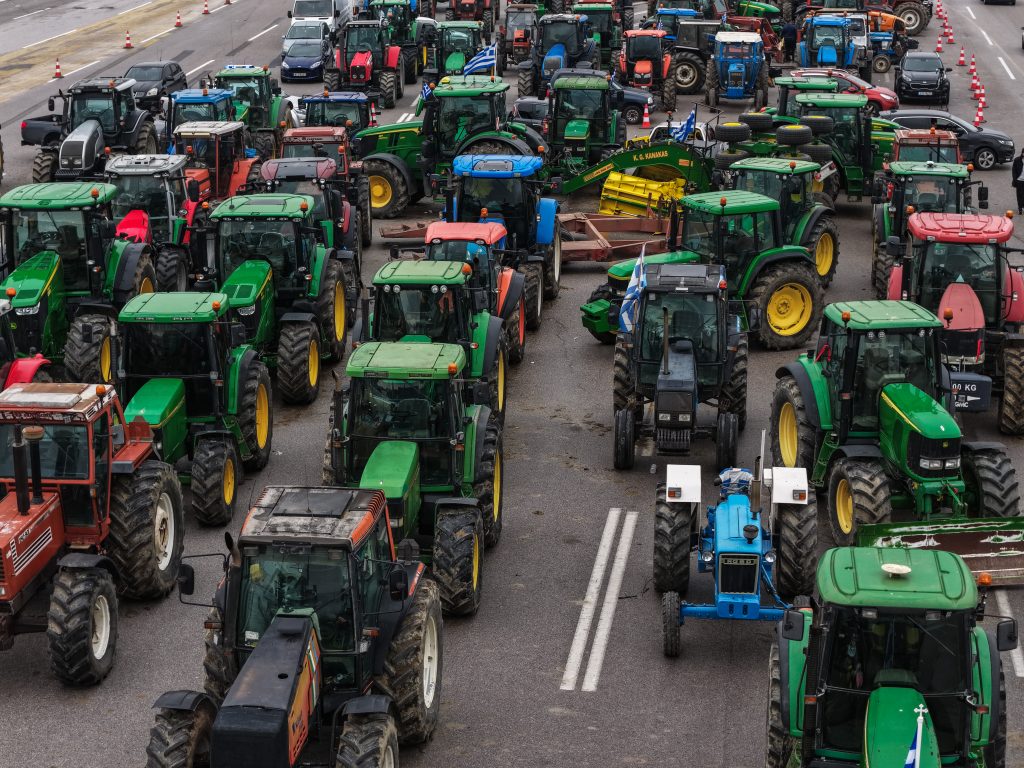 Αγροτικές κινητοποιήσεις: 48ωρος αποκλεισμός εθνικών οδών και παρακαμπτηρίων – Εισαγγελική παρέμβαση και διάλογος υπό όρους