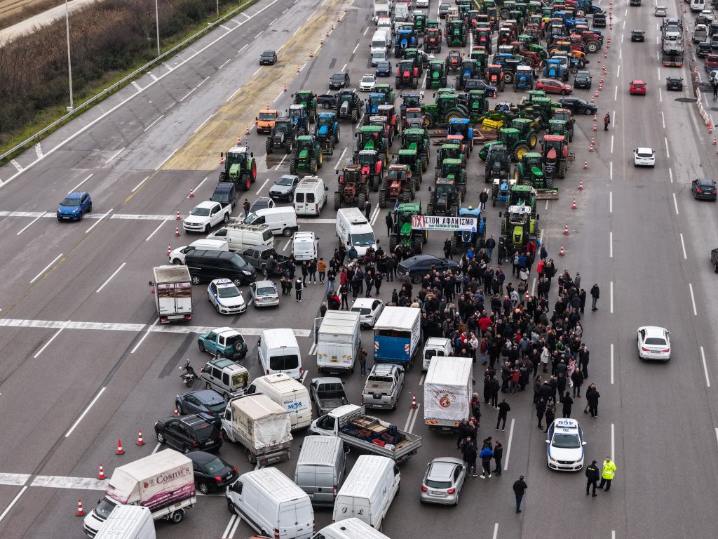 Αγροτικές κινητοποιήσεις: 48ωρος αποκλεισμός εθνικών οδών και παρακαμπτηρίων – Εισαγγελική παρέμβαση και διάλογος υπό όρους