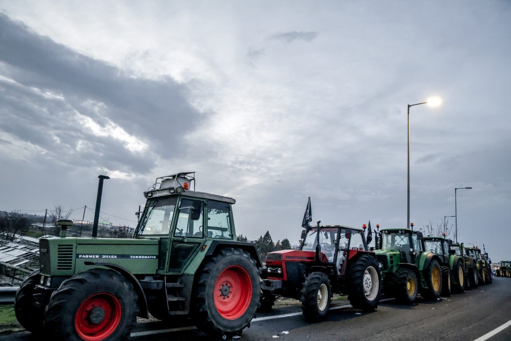 Αγροτικές κινητοποιήσεις: 48ωρος αποκλεισμός εθνικών οδών και παρακαμπτηρίων – Εισαγγελική παρέμβαση και διάλογος υπό όρους
